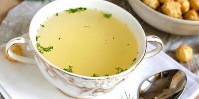 Миниатюра к статье При отравлении помогает куриный бульон: как приготовить